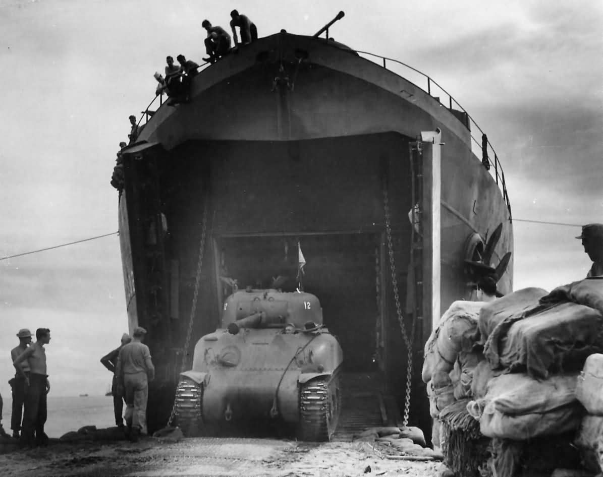 1st_Tank_Battalion_M4A1_Offloads_from_US