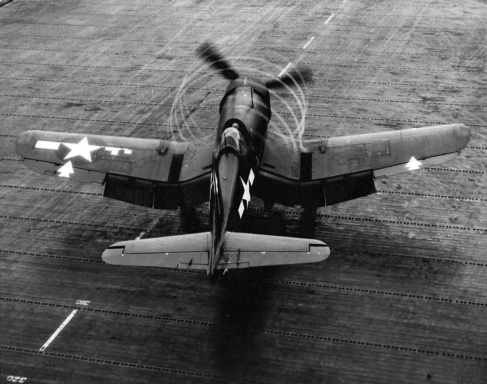 F4U-1D_Corsair_of_VMF-112_on_the_flight_