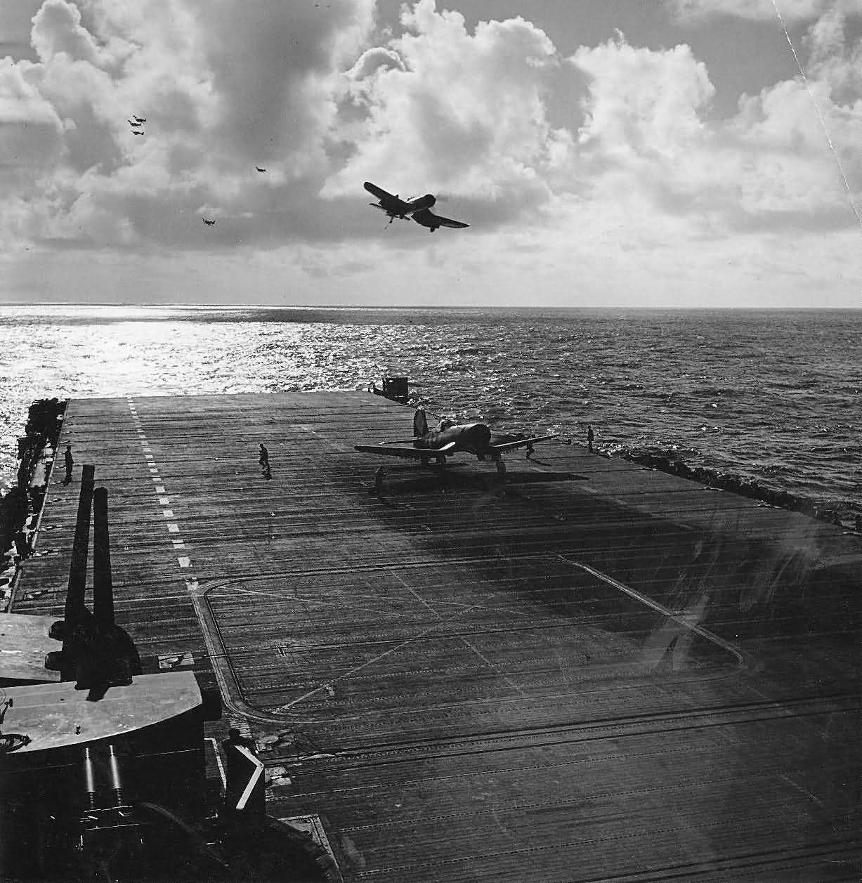 F4U_Corsair_on_deck_USS_Franklin_CV-13.j