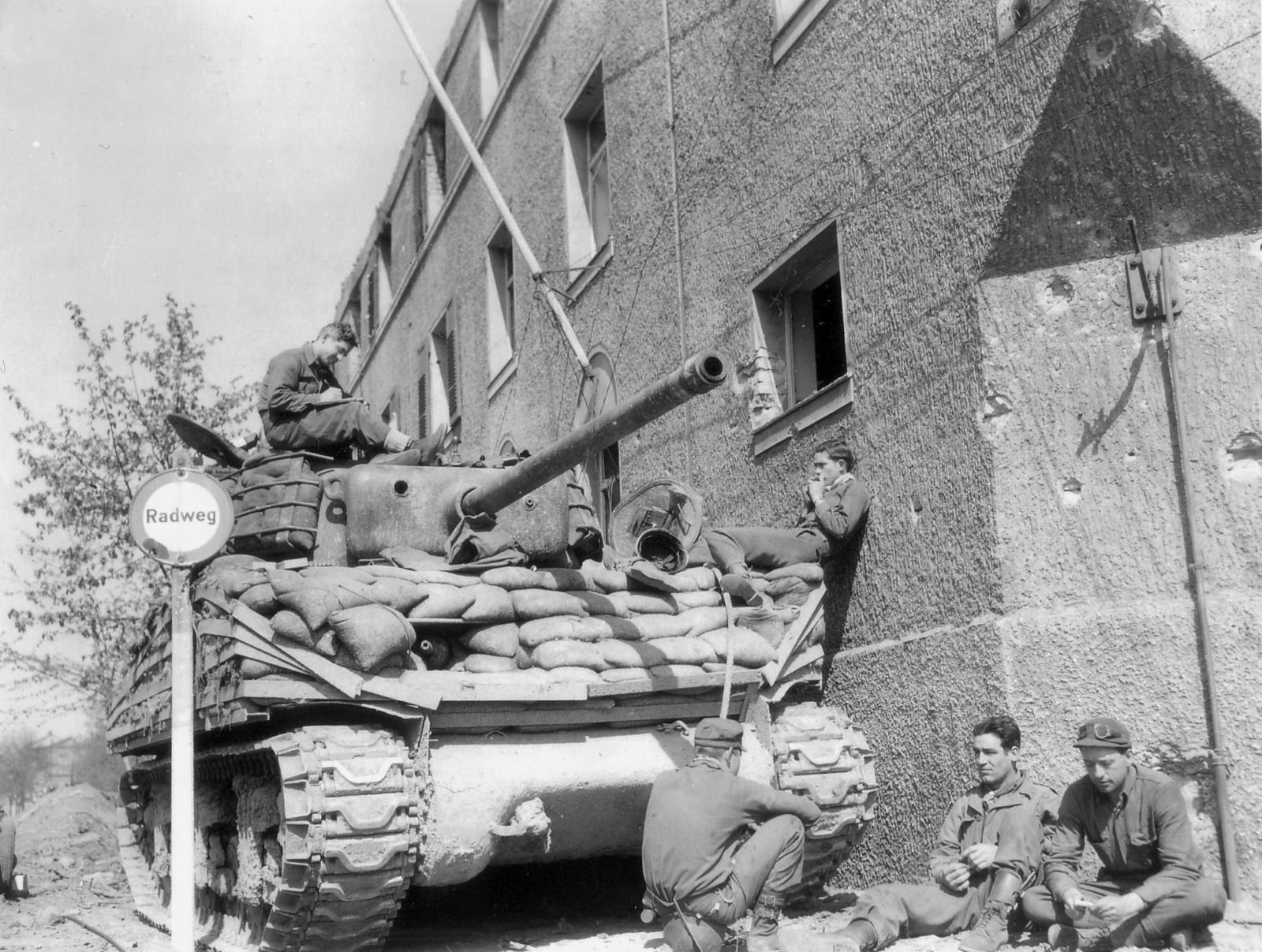 14AD_M4A3_Sherman_05_1945