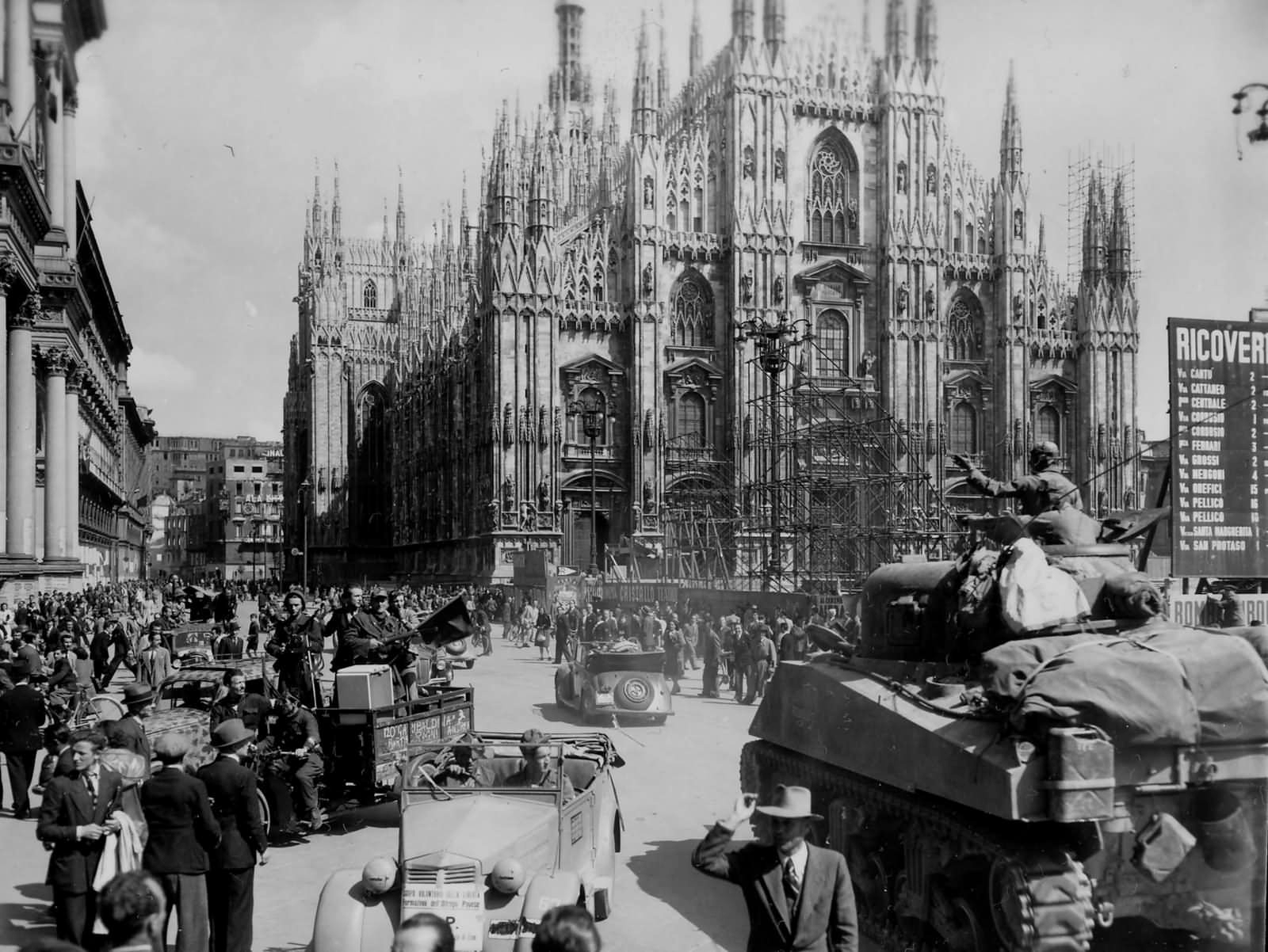 1st_armored_division_M4_sherman_in_piazza_del_duoma_Milan_Italy_1945