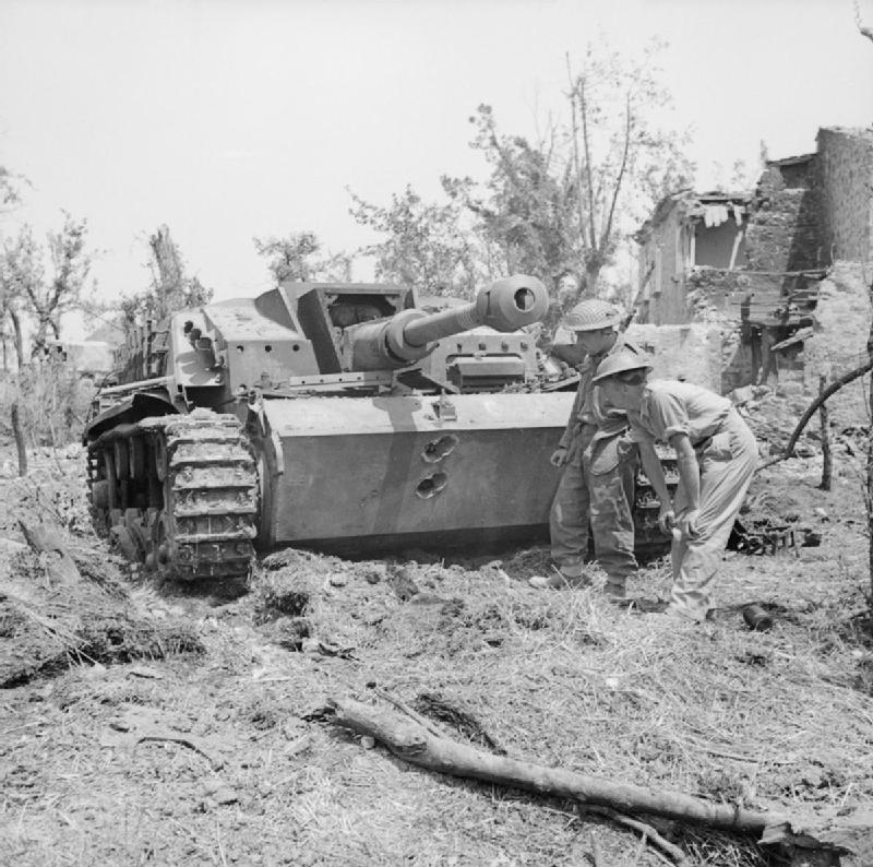 British_troops_examine_a_knocked-out_German_StuG_III_assault_gun_near_Cassino,_Italy,_18_May_1944._NA15178