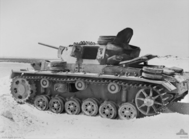 Knocked_out_Panzer_III_at_El_Alamein_1942