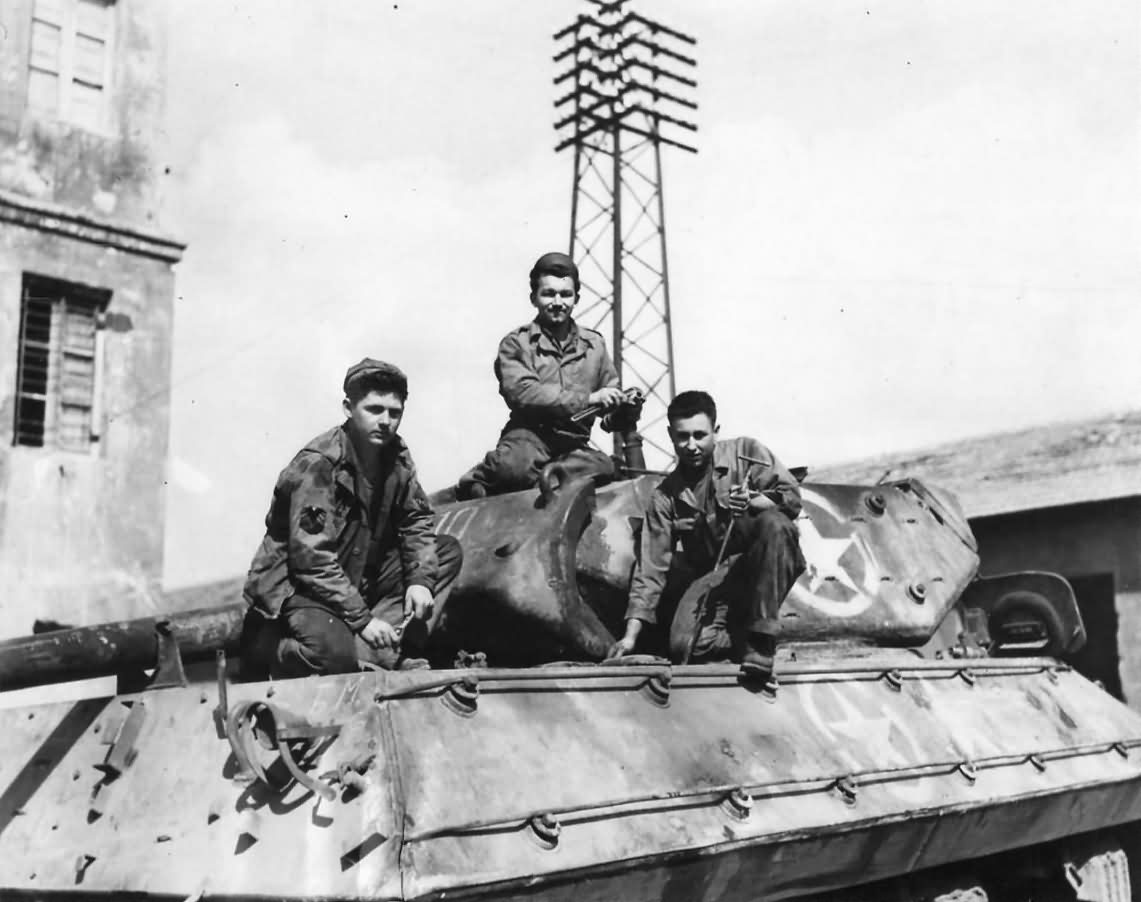 Crew_Of_A_Us_Army_Repair_Unit_Working_On_A_Shell-Damaged_Tank_Destroyer_At_An_Ordnance_Depot_Near_Anzio_Italy_1944