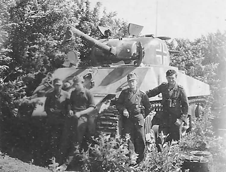 German_M4_Sherman_and_crew