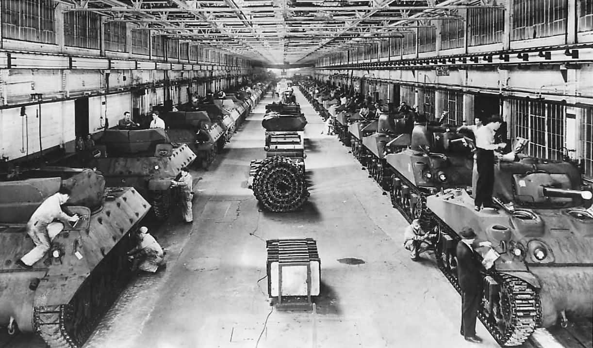 M10_And_M4_Tanks_On_Production_Line_At_Ford_Plant_1943