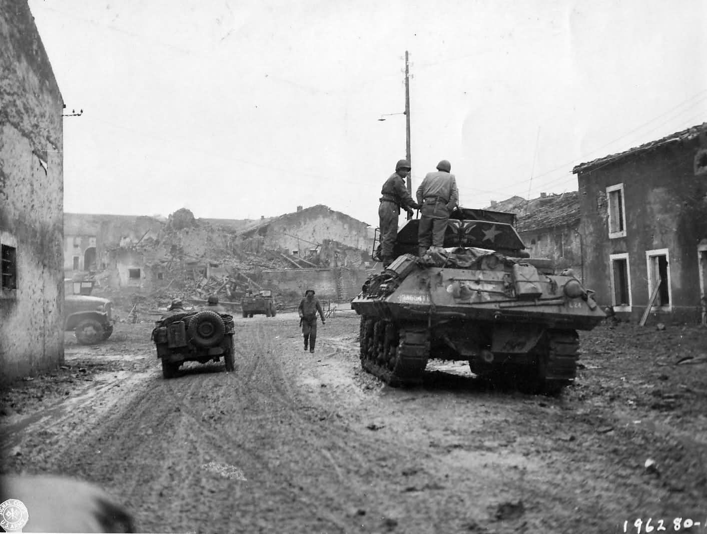 M10_Tank_Destroyer_And_Jeep_Enter_Fresnes_France_1944