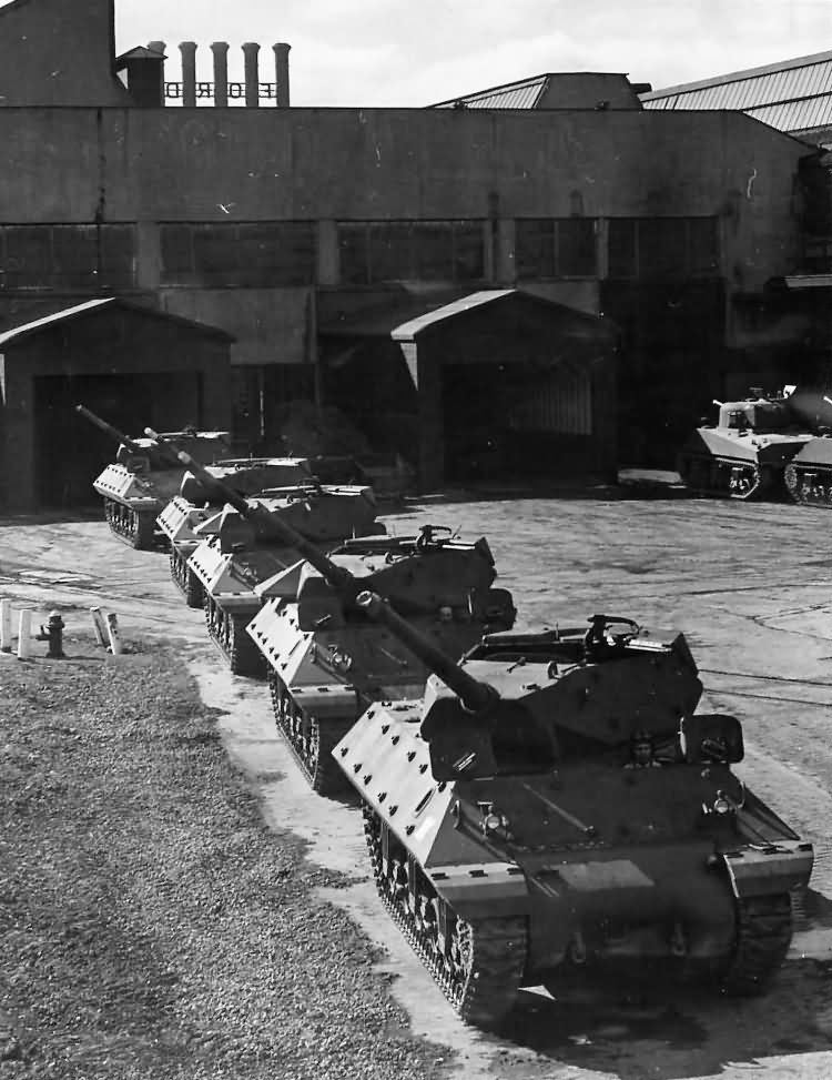 M10_Tank_Destroyers_At_Ford_Plant_In_Detroit_1943