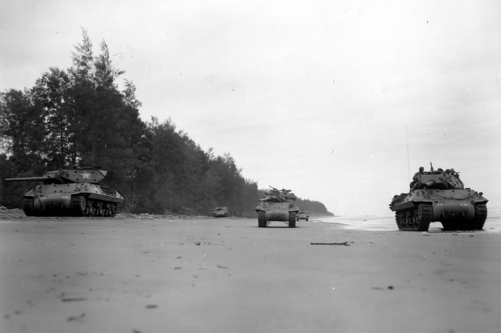 M10_Wolverine_32nd_Infantry_Division_Tank_Destroyers_At_Aitape_New_Guinea_1944