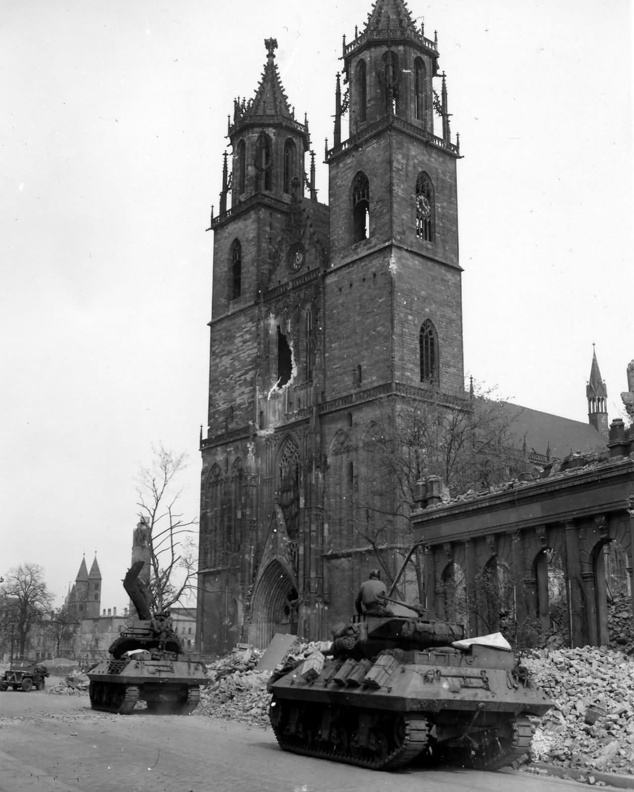 M10_Wolverine_Tank_Destroyers_30th_Infantry_Division_Magdeburg_Germany_1945