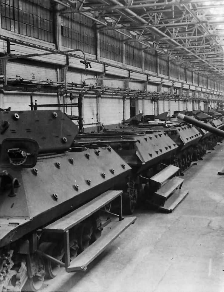M10_Wolverine_Tank_Destroyers_On_Production_Line_At_Ford_Plant_1943