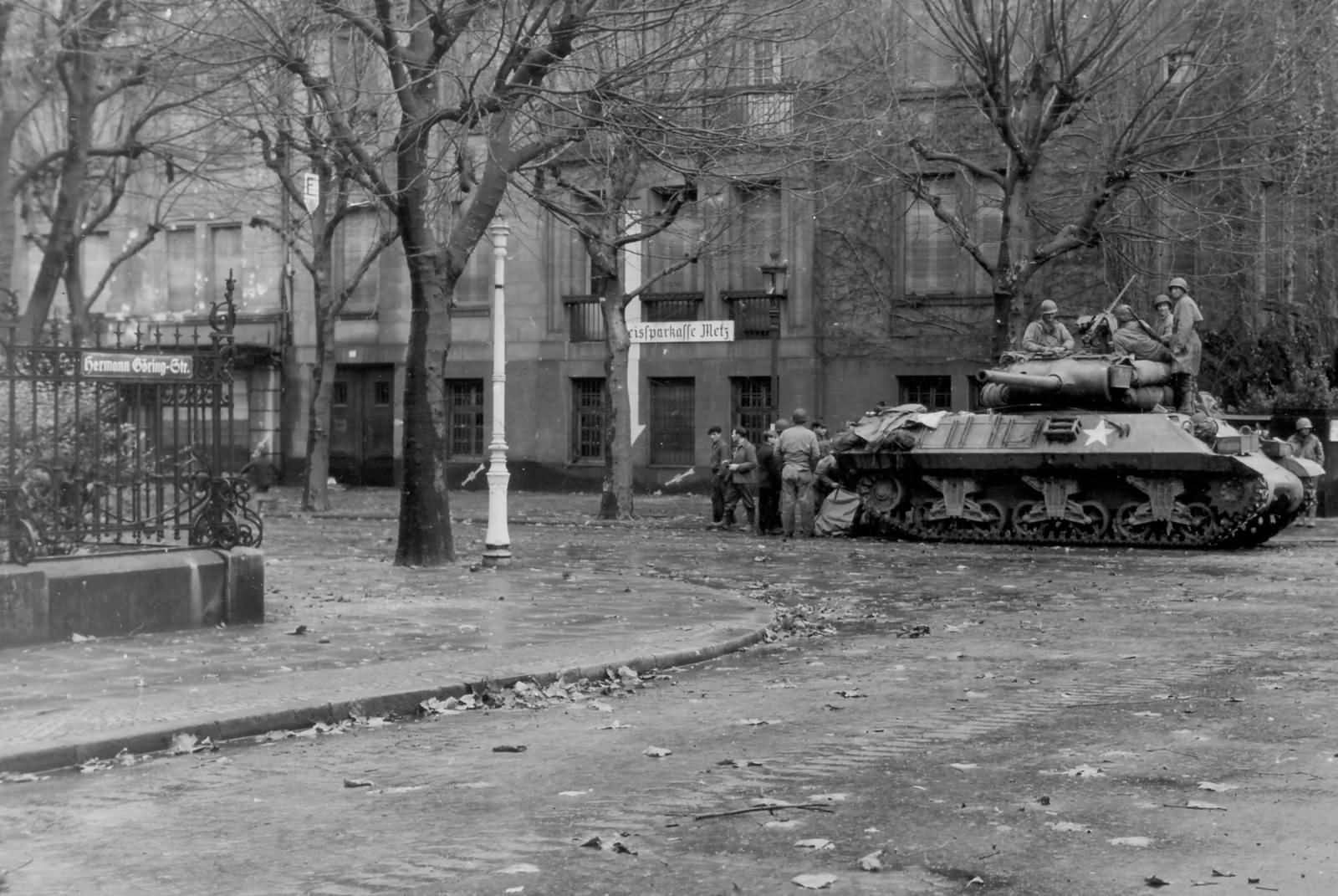 M36_Jackson_in_the_streets_of_Metz_November_21_1944