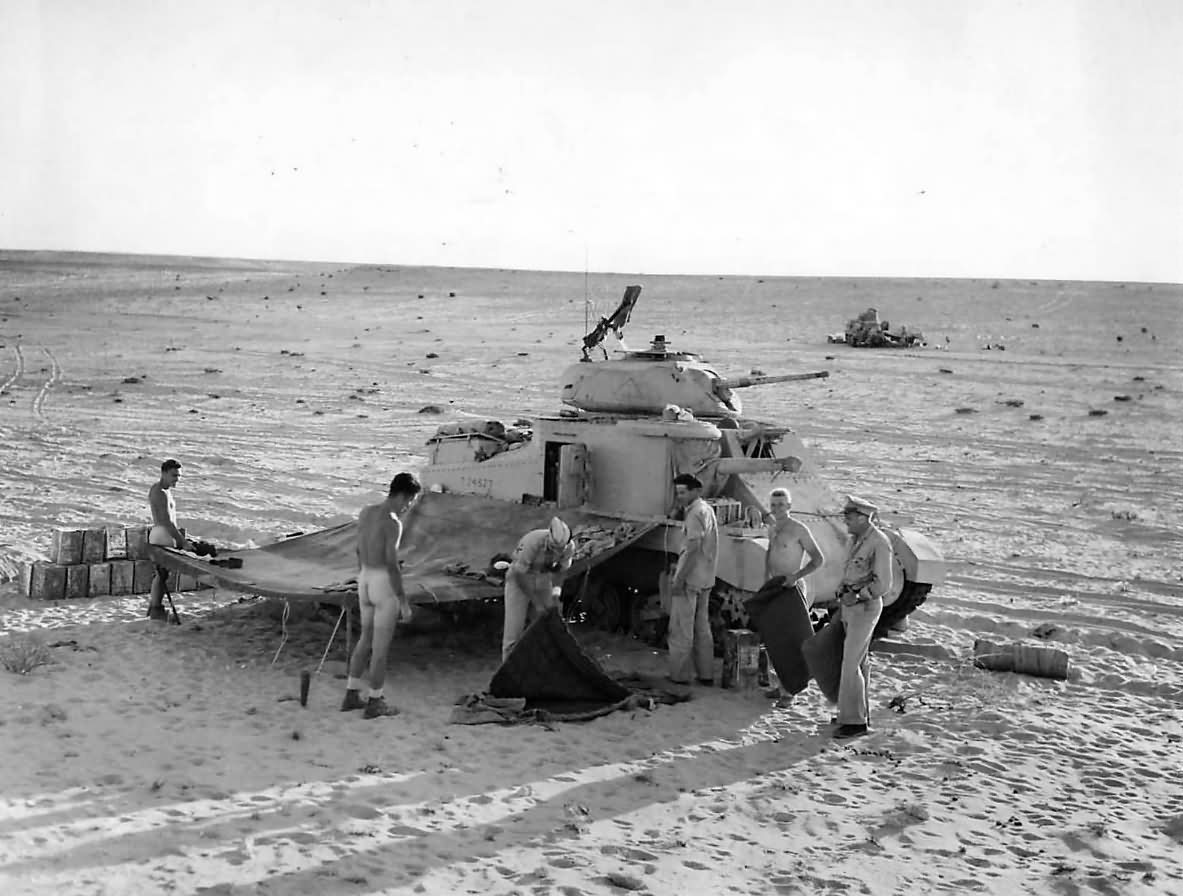 M3_Grant_Tank_Crews_Set_Up_for_the_Night_in_Egyptain_Desert_1942