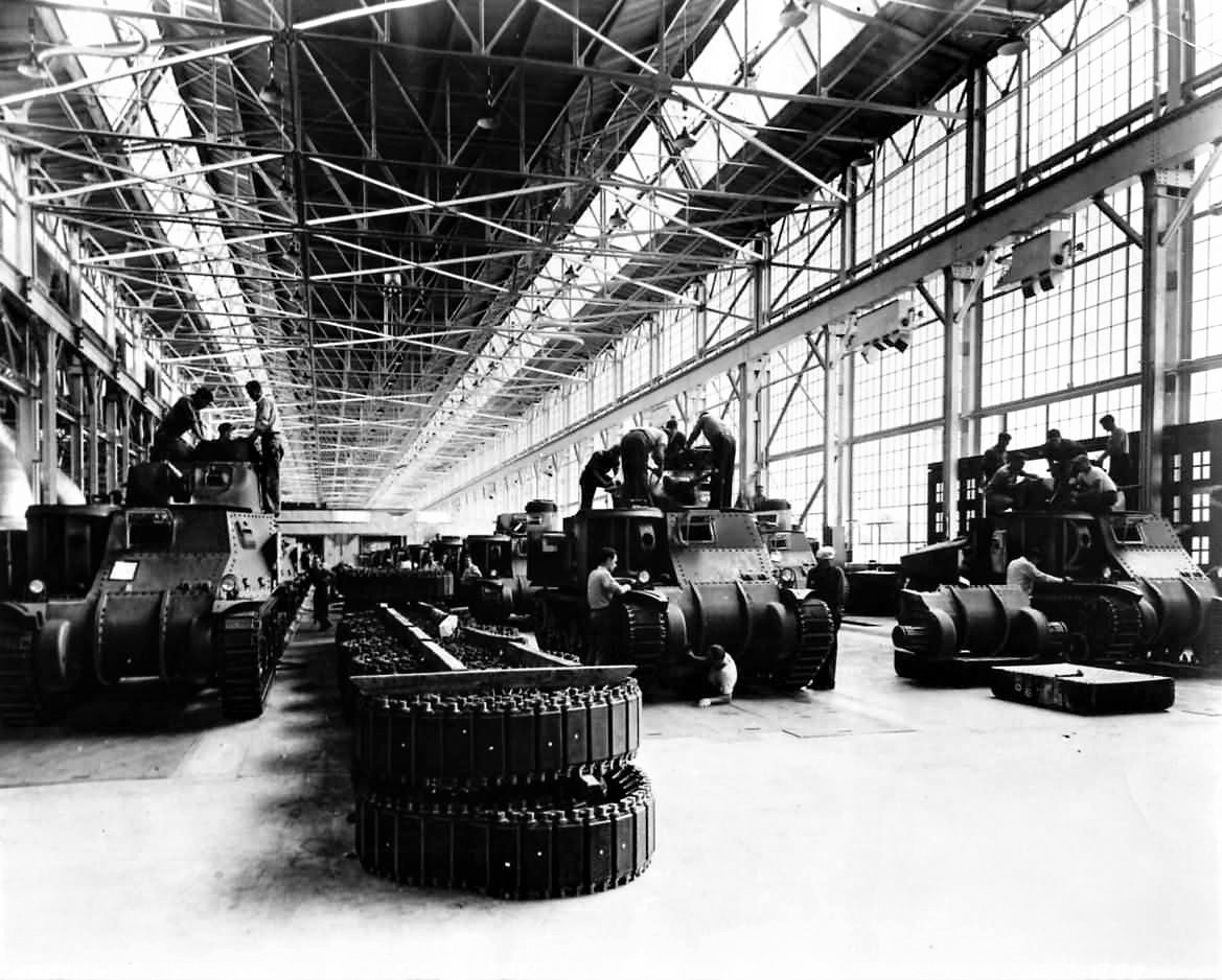 M3_Lee_Tanks_On_Assembly_Line_at_Chrysler_Plant_in_Detroit-3