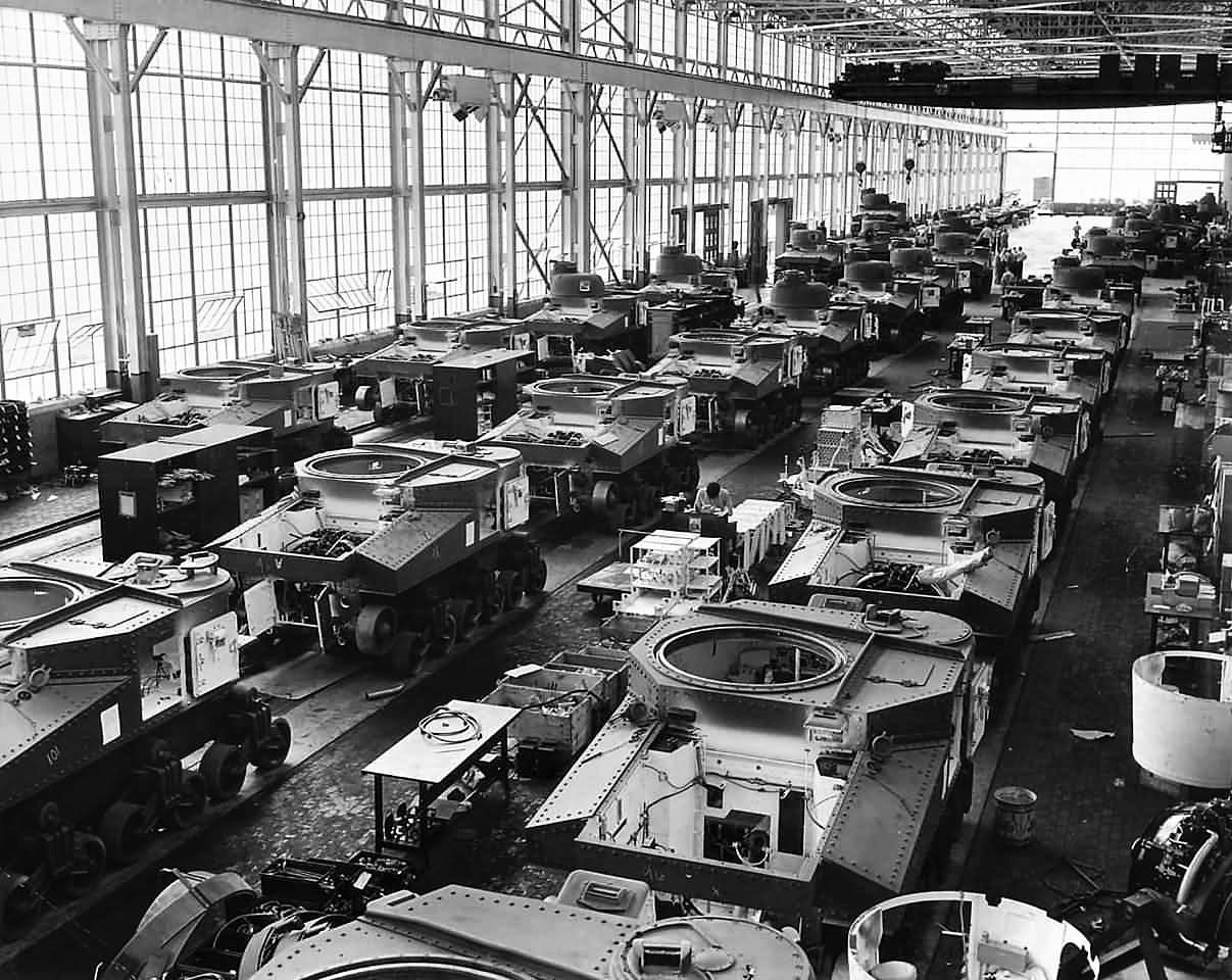 M3_Lee_tanks_on_assembly_line_at_the_Chrysler_Corporations_Tank_Arsenal_in_Detroit_1941-2