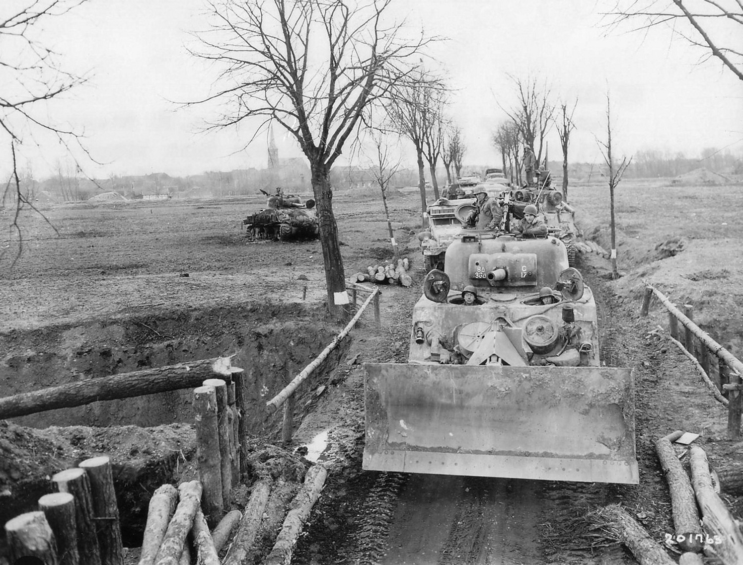 M4Sherman_M1dozerblade_1945