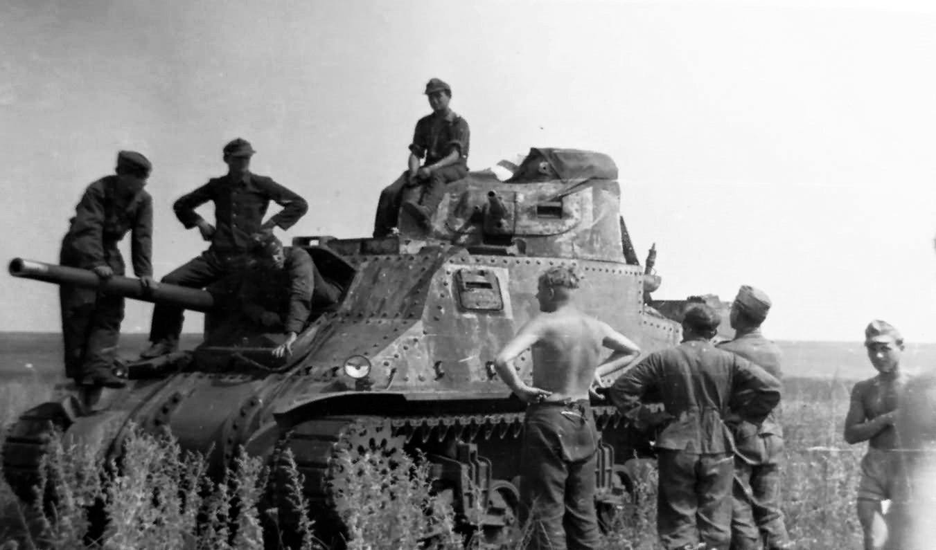 Soviet_Lend-Lease_M3_Lee_Grant_And_German_Soldiers-2
