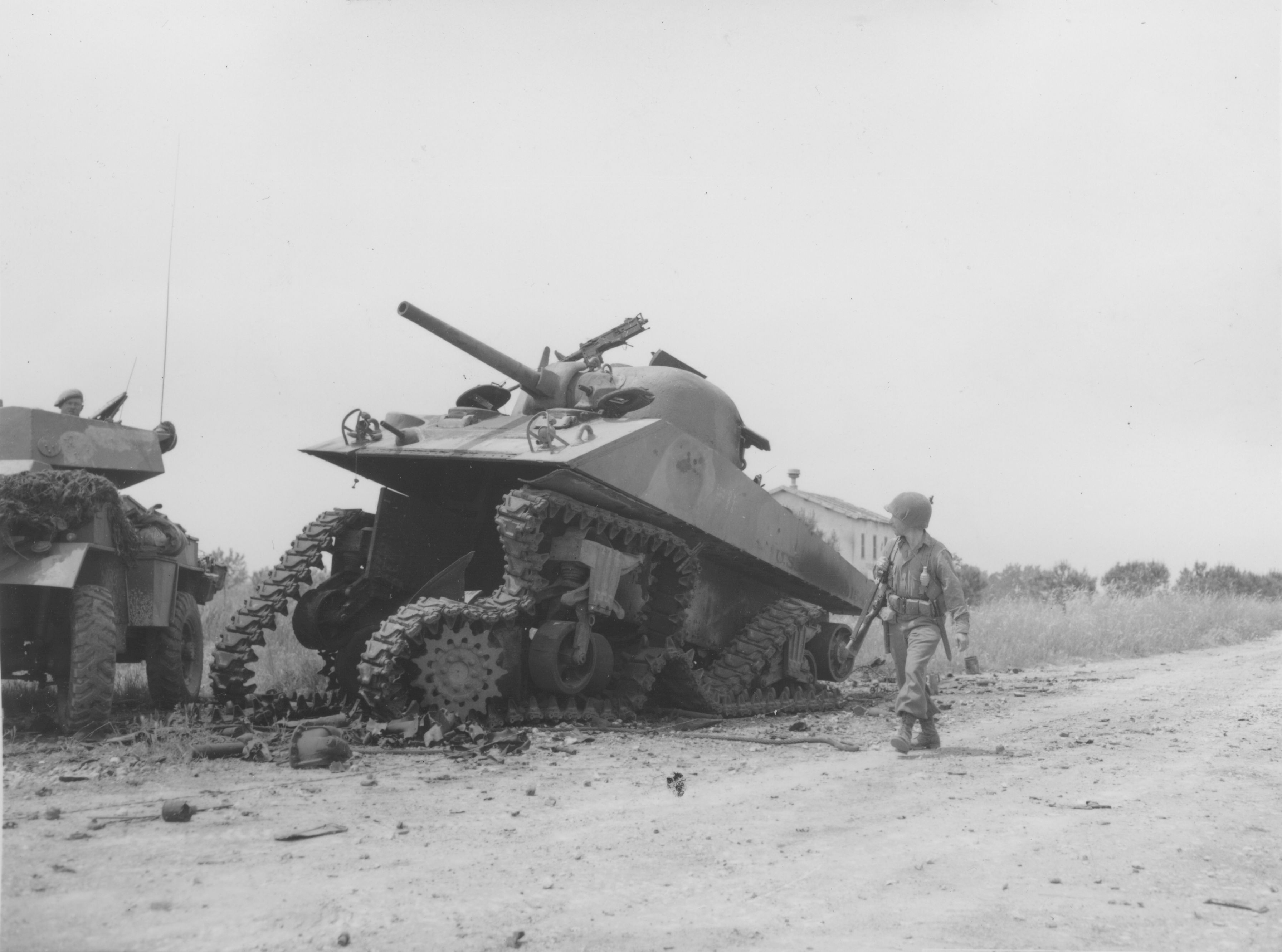 Unihtozjenniy-M4-Sherman-i-angliyskiy-broneavto_Borgo_Sabotino_may1944 (1)