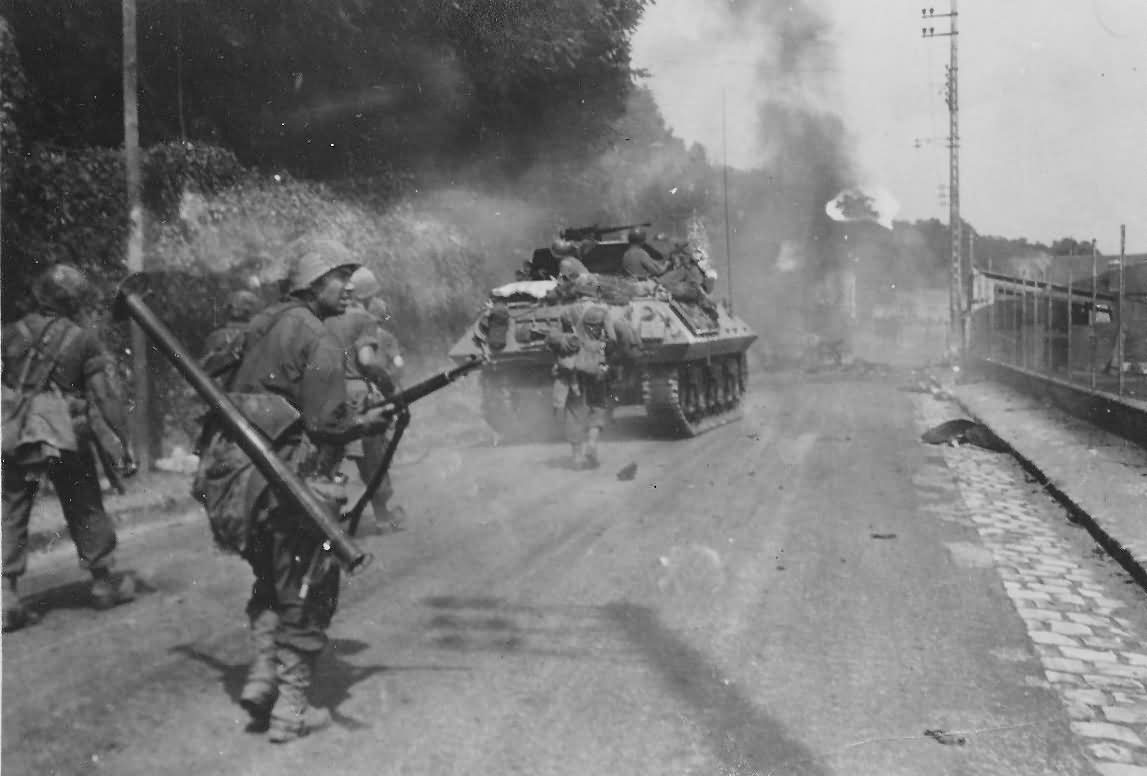Us_Tank_Destroyer_M10_GI_With_Bazooka_Fontainebleau_France_23_August_1944